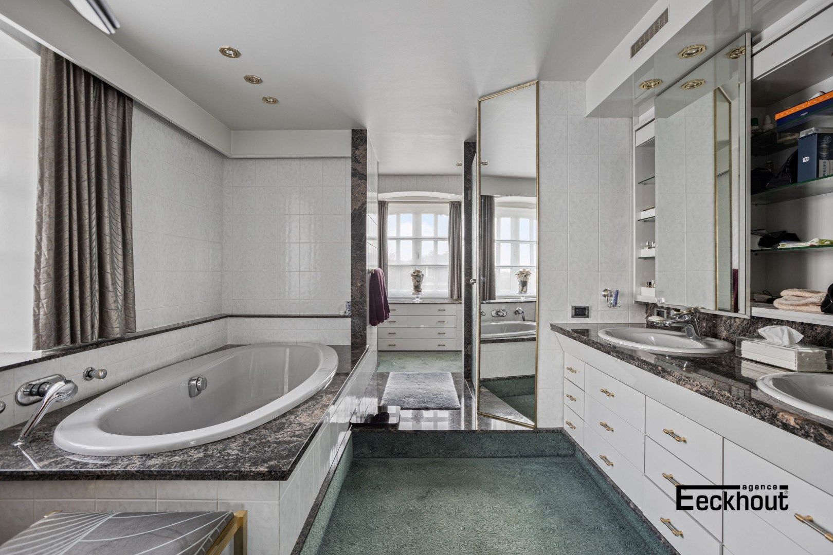 Luxe villa in De Haan met binnenzwembad, 4 slaapkamers, gerenoveerd in 1991, EPC-waarde 222.00, energielabel C, 2 badkamers, 2 garages, perceeloppervlakte 8013  foto 16