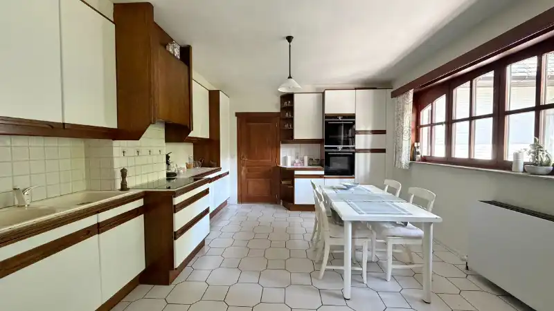 Stijlvolle villa van 275m² op 20 are met bureel, 4 slaapkamers, 2 bad-of douchekamers, dubbele garage foto 13
