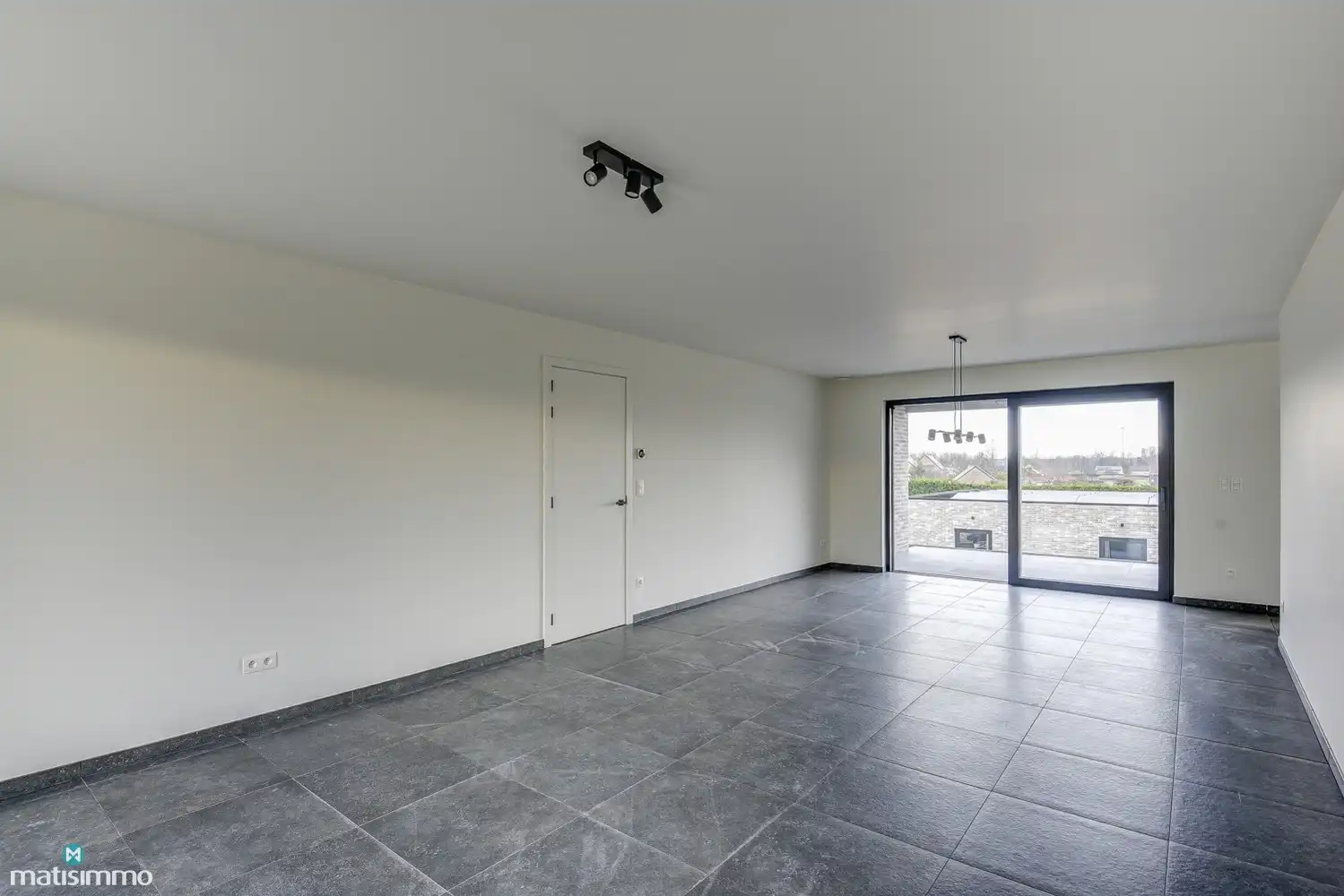 RUIM NIEUWBOUW APPARTEMENT MET 2 SLAAPKAMERS, OVERDEKT TERRAS, GARAGE, AUTOSTAANPLAATS EN KELDERBERGING TE BEVERST foto 6