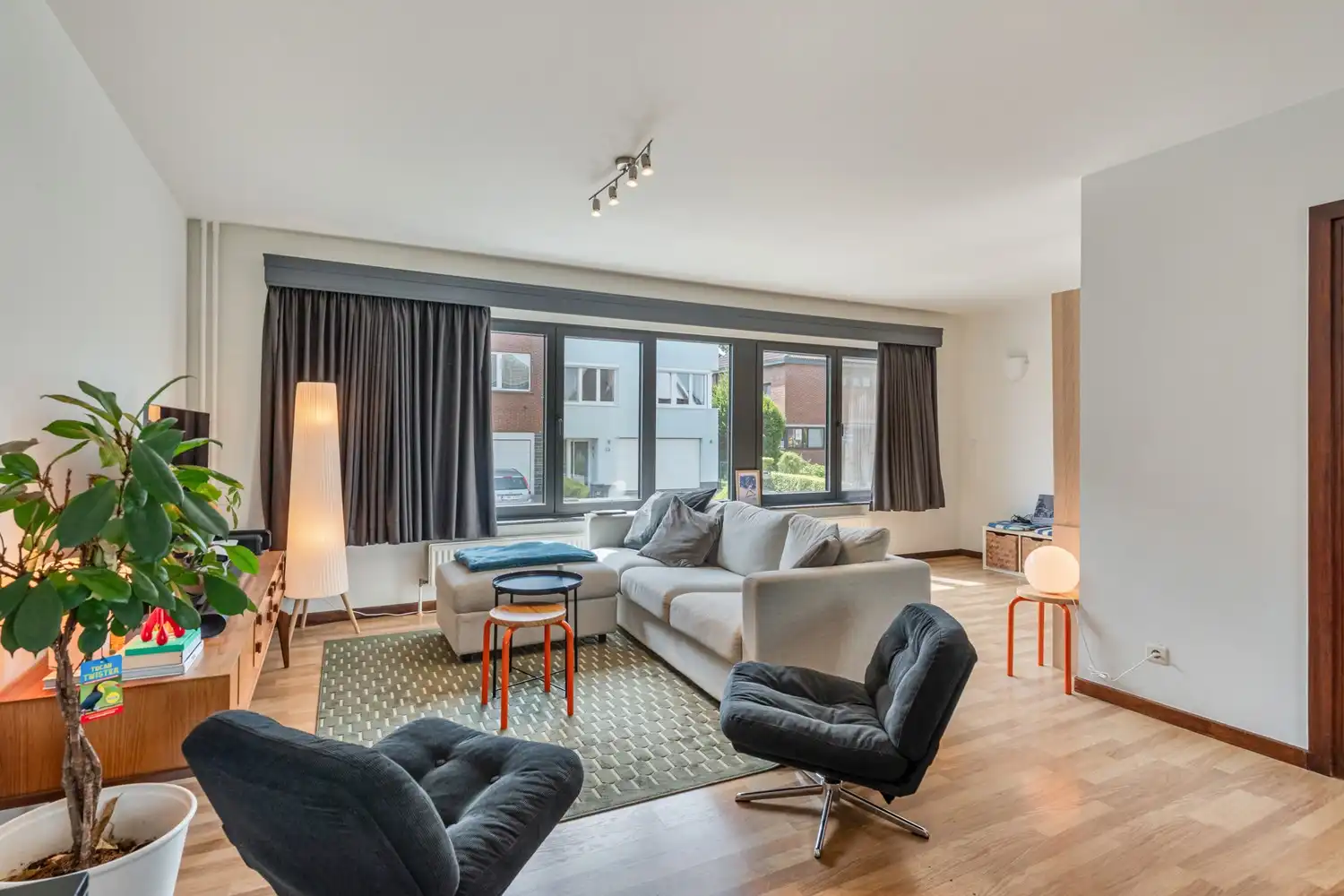 Gerenoveerde en energiezuinige woning met 3 slaapkamers, een diepe tuin en een garage met een oprit op een toplocatie te Kessel-Lo! foto 12