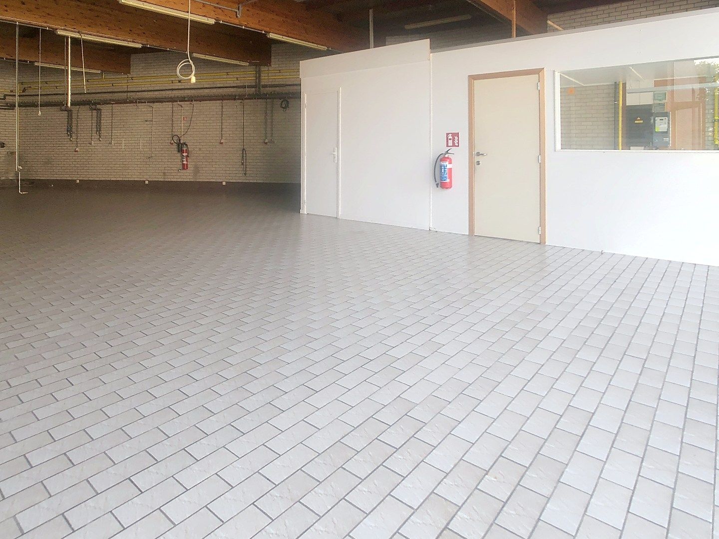 Centraal gelegen opslagruimte, momenteel ingericht als strijkatelier foto 2