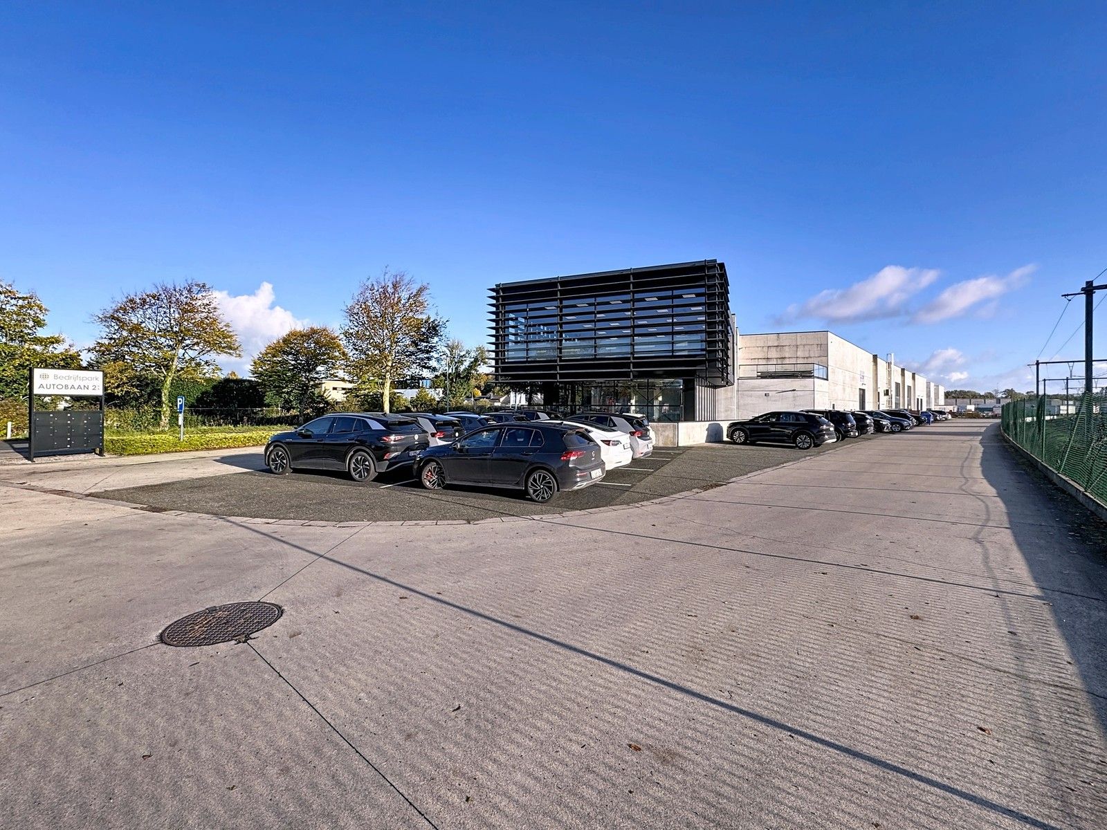 Exclusieve KANTOORRUIMTE (380 m²) met UITSTRALING op toplocatie (op 500m van autosnelwegen), voorzien van modern comfort en maximale zichtbaarheid te Loppem! foto 19