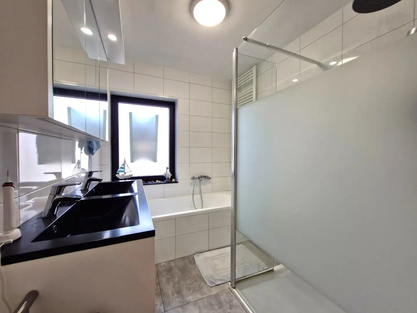 Knap gerenoveerde woning met uitzonderlijk lichtinval in het hartje van Heist foto 19