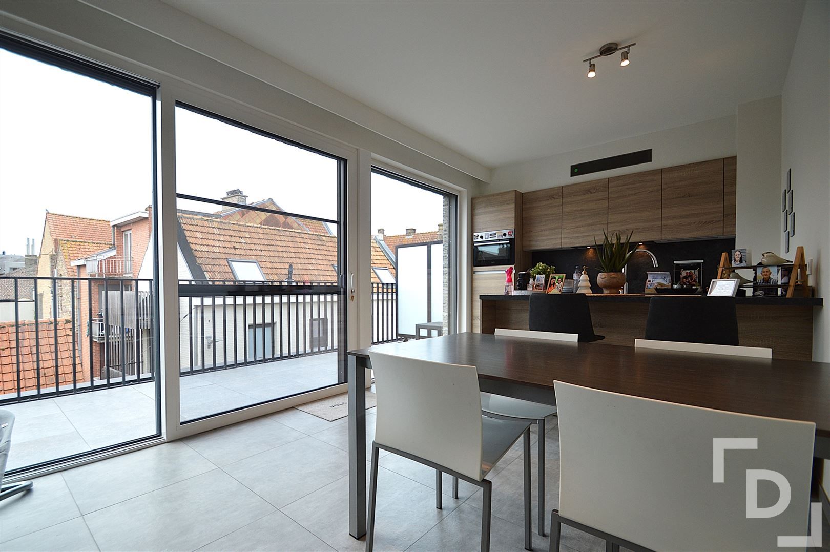 Recent gebouwd appartement met staanplaats te huur in centrum Ieper. foto 5