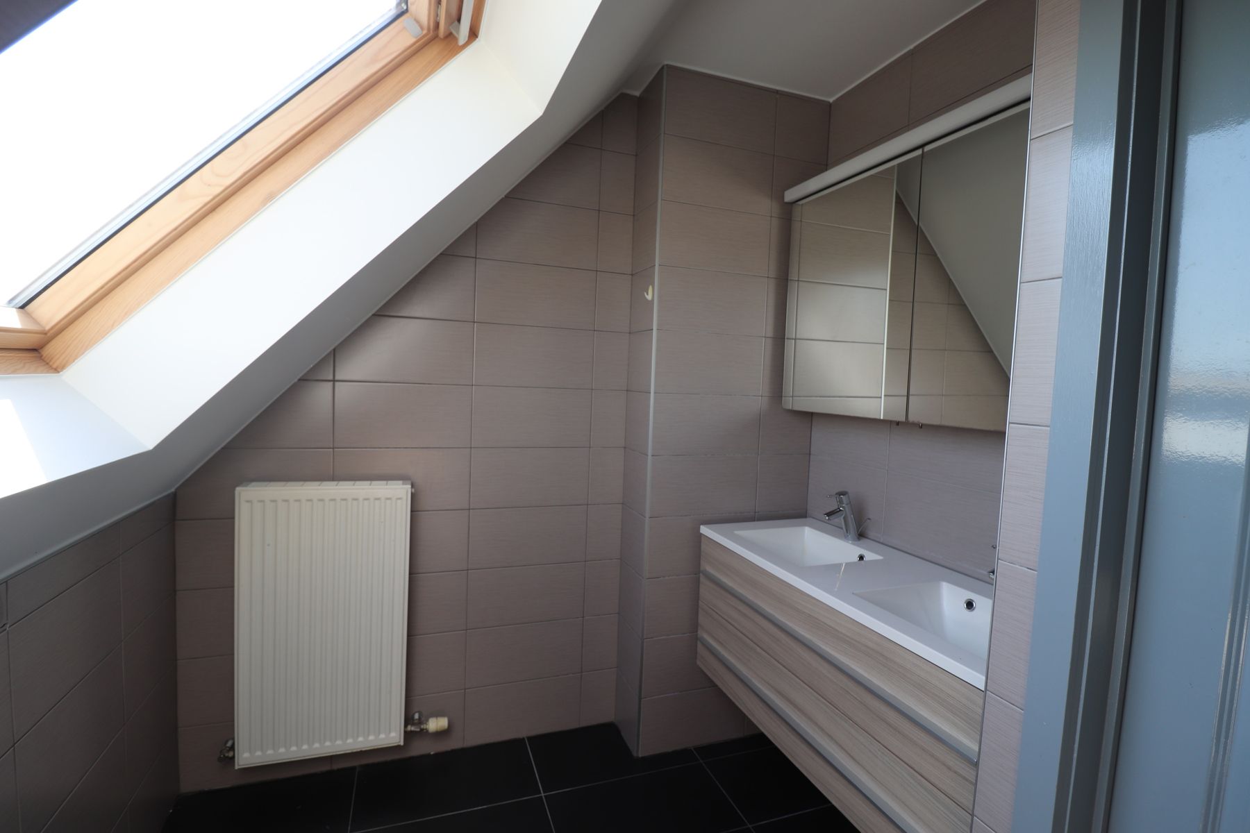 Een appartement op de derde verdieping links met 3 slaapkamers, terras en autostaanplaats. foto 13