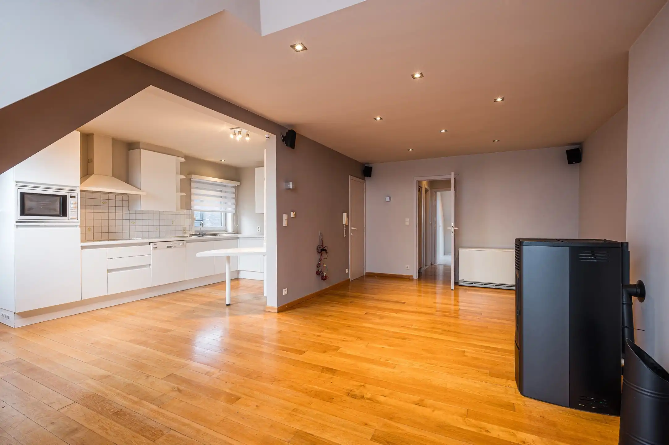 Instapklaar 2 slaapkamer appartement met garage in kleinschalig gebouw foto 2