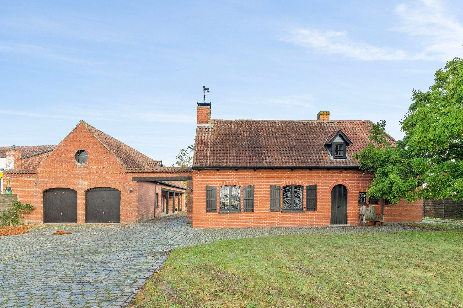 Karaktervolle hoeve met bijgebouwen en verzorgde tuin in Ledegem foto 3