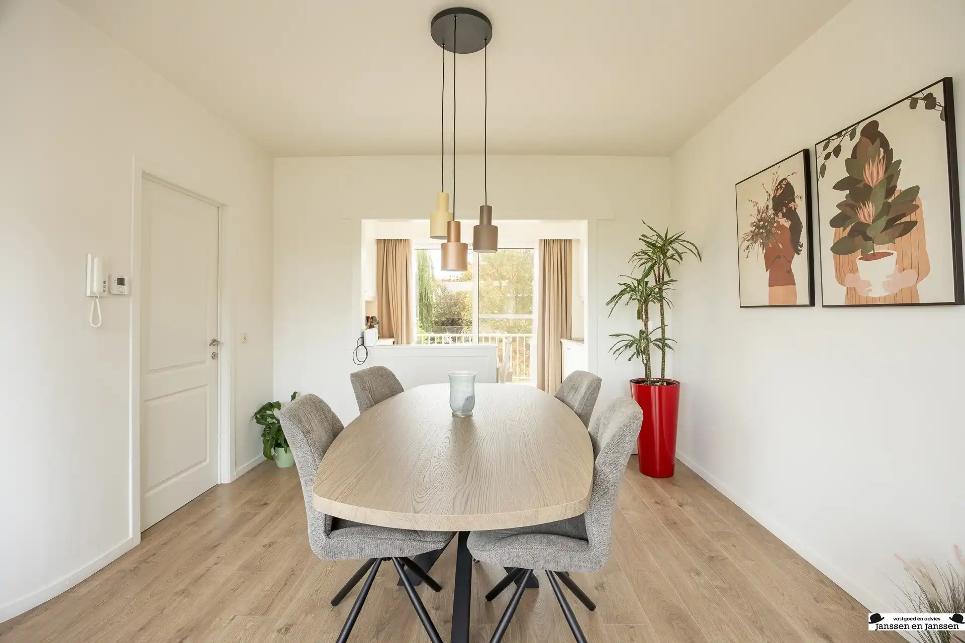 Instapklare bel-etagewoning met 3 slaapkamers, garage en zonnige tuin in Ekeren-Donk foto 4