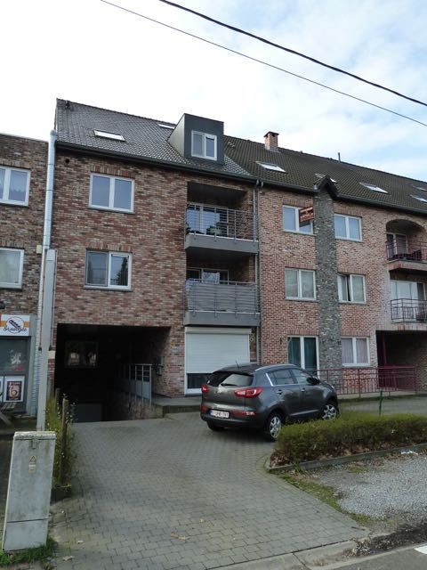 Gezellig duplexappartement met terras, 2 slaapkamers, kelderberging en parking. foto {{pictureIndex}}