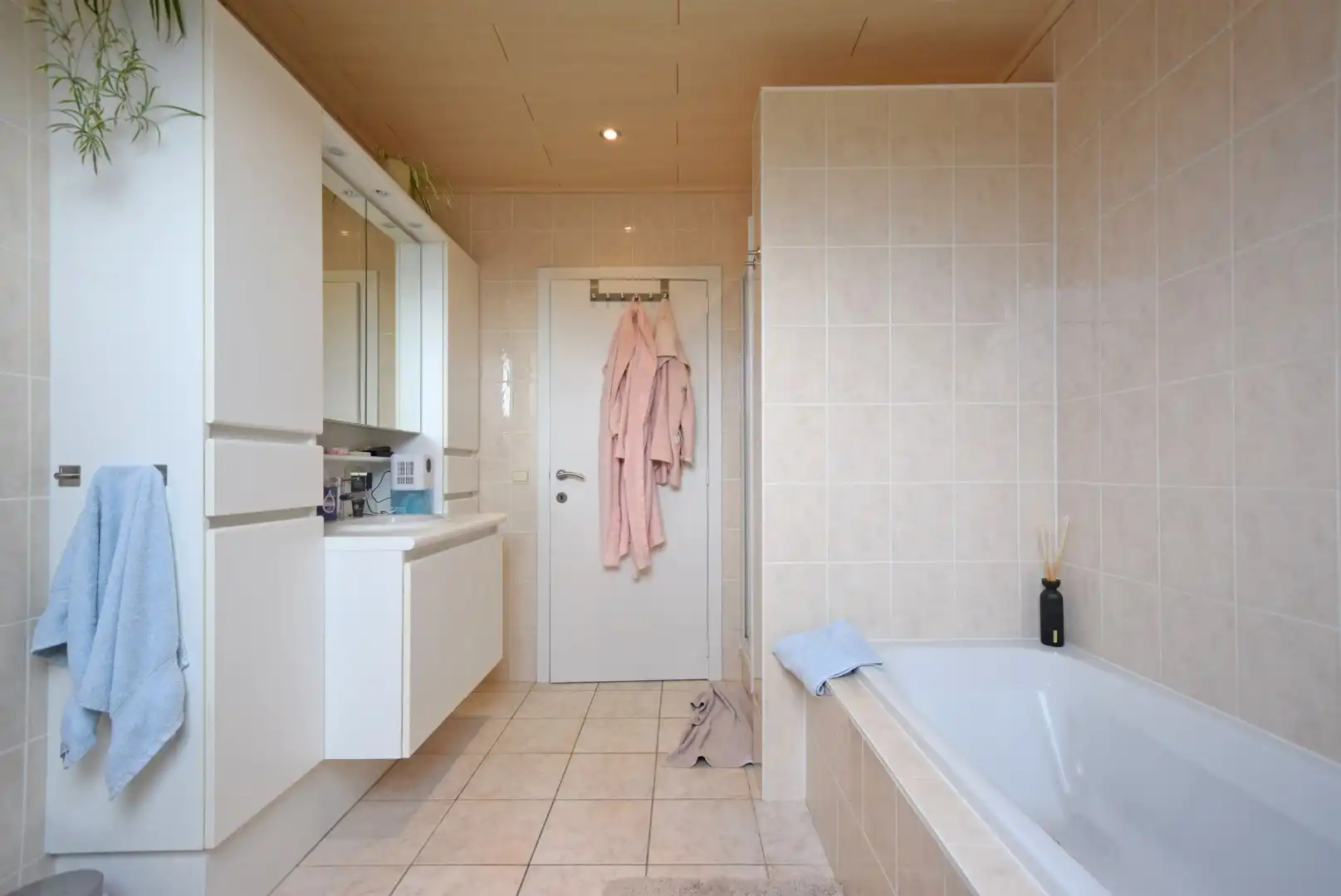 RUSTIG GELEGEN GEZINSWONING MET 3 SLAAPKAMERS, GARAGE EN ZONNIGE TUIN foto 7