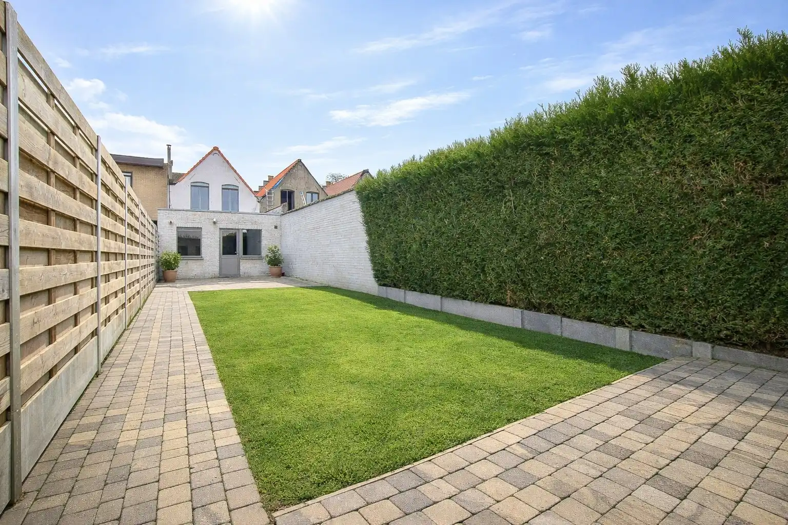 Instapklare gezinswoning met 3 slaapkamers en garage in het centrum van Diksmuide. foto 2
