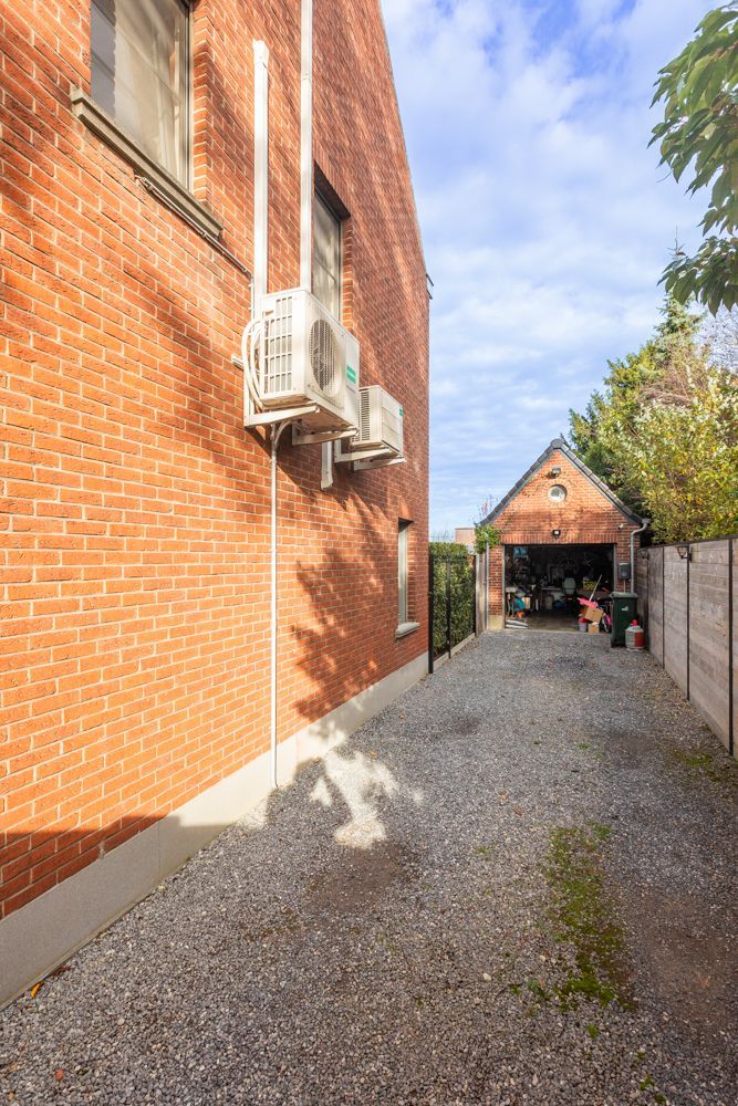 Halfopen woning met tuin, garage en pergola foto 22