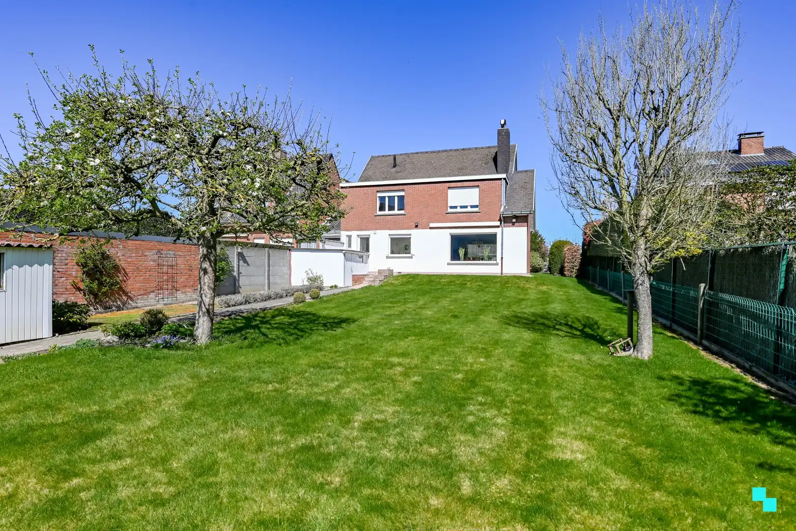 Karaktervolle halfopen bebouwing op ruim perceel te Emelgem foto 2