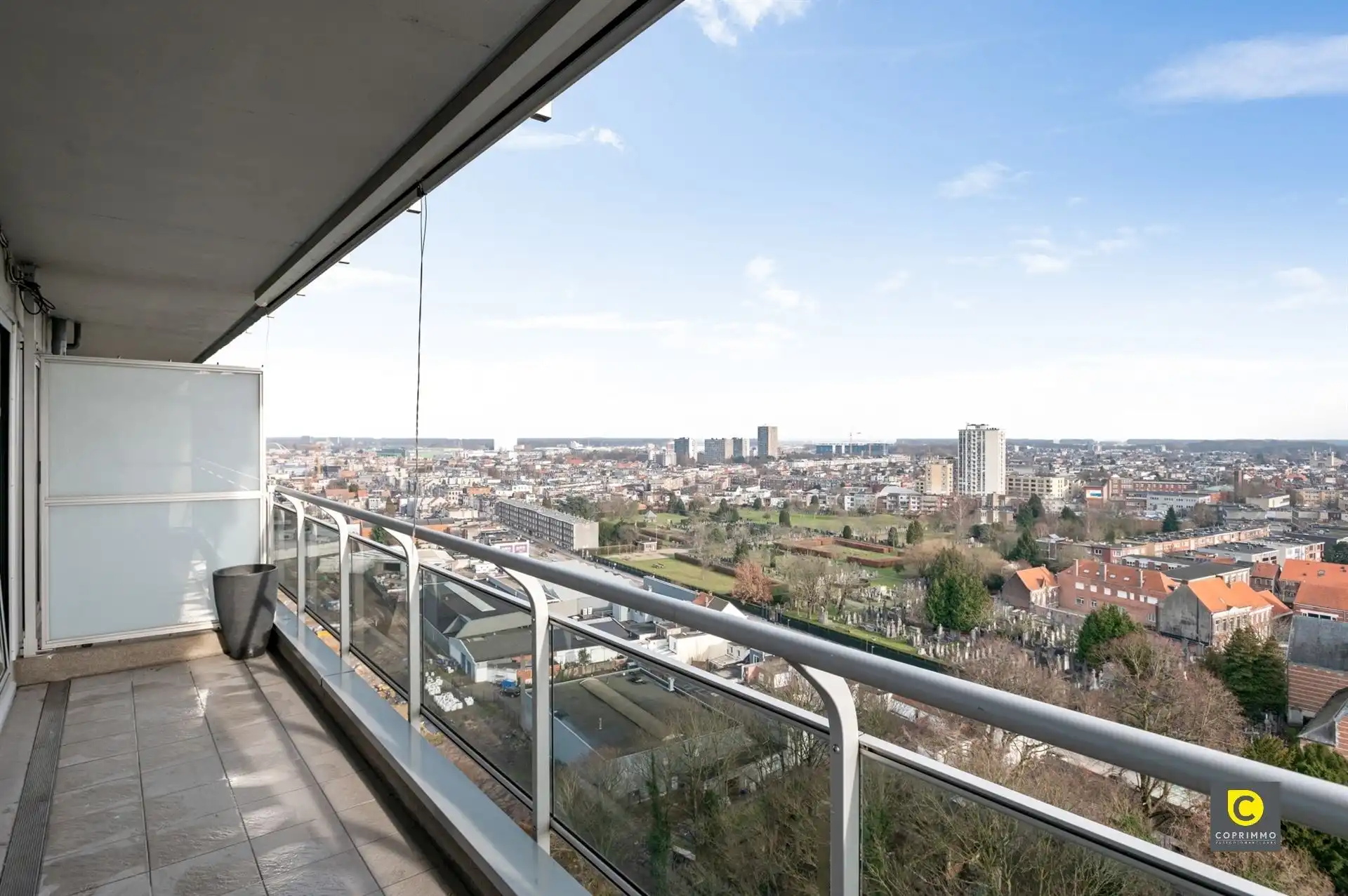 Kwalitatief gerenoveerd appartement met terras foto 3