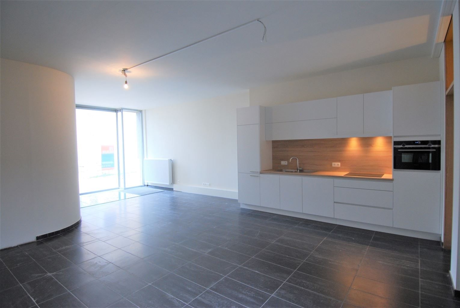 Gelijkvloers appartement met 2 slaapkamers en binnenkoer, gelegen in het centrum van Maaseik, vlak aan de markt. foto {{pictureIndex}}