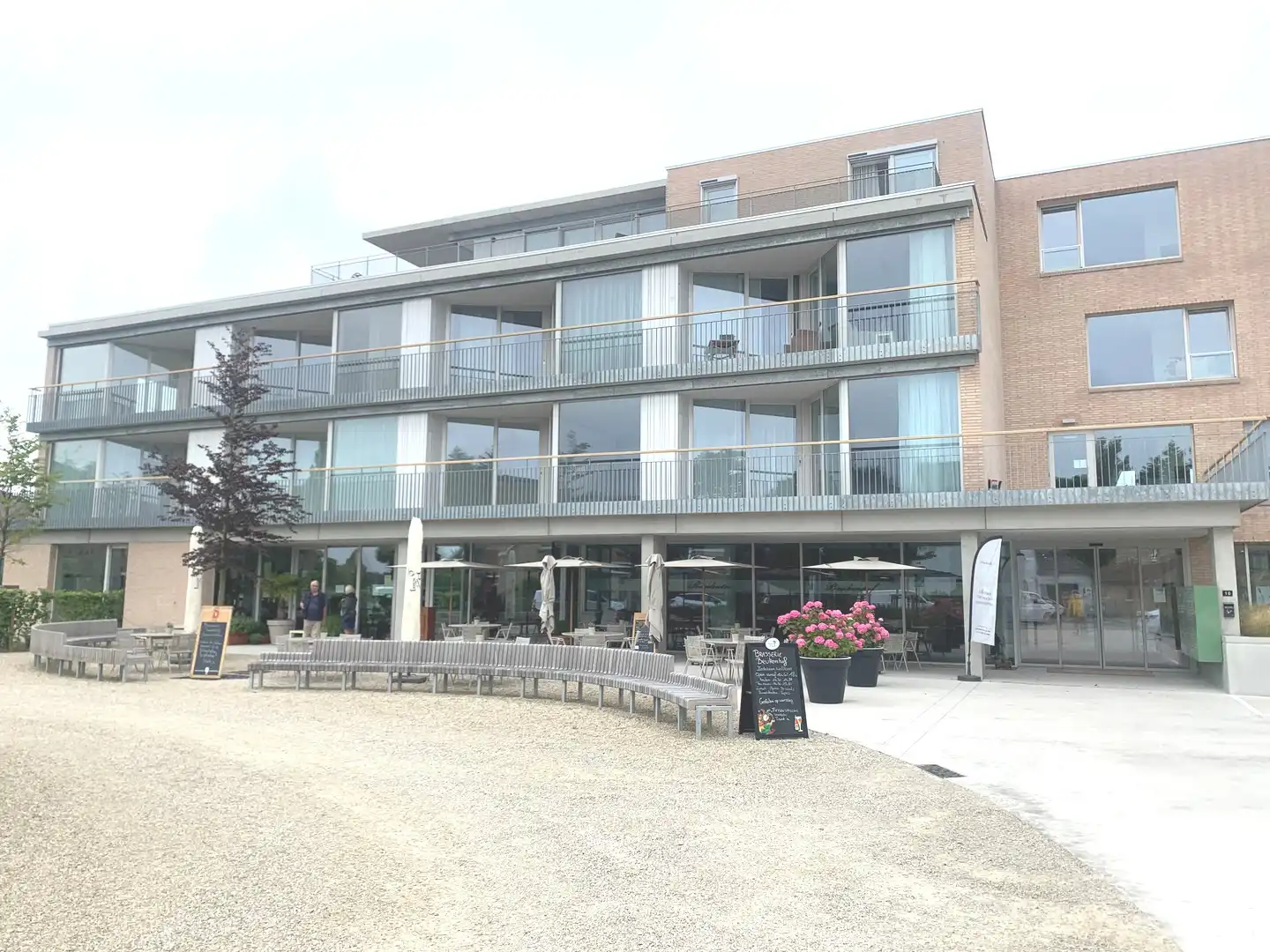 Prachtige gelijkvloerse assistentieflat met zonnig terras foto {{pictureIndex}}