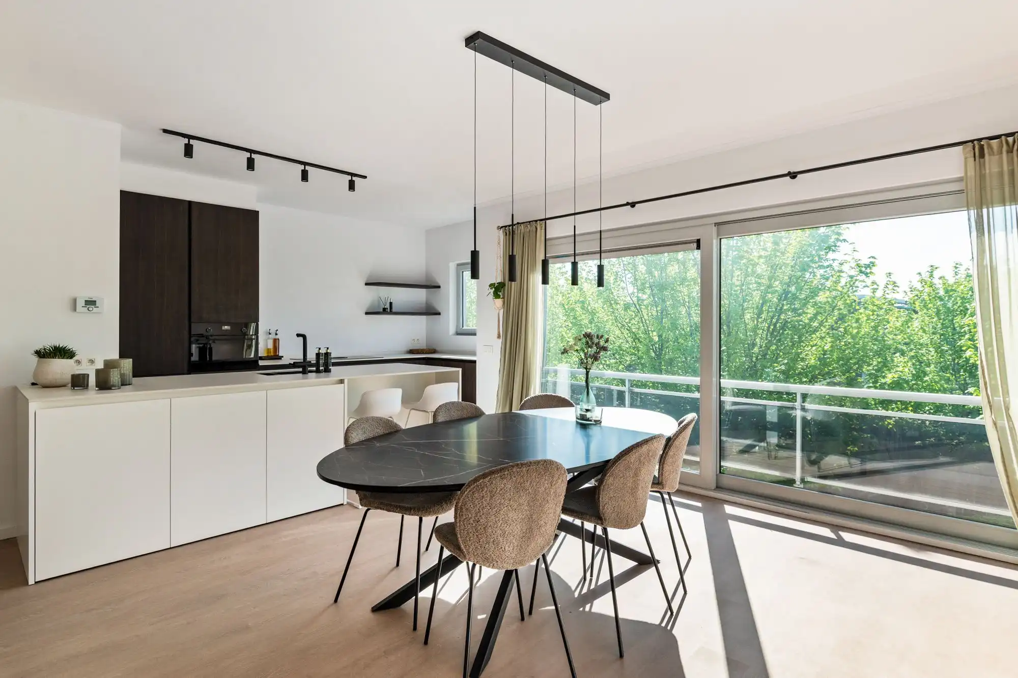 Prachtig ruim appartement nabij het centrum van Brasschaat. foto 2