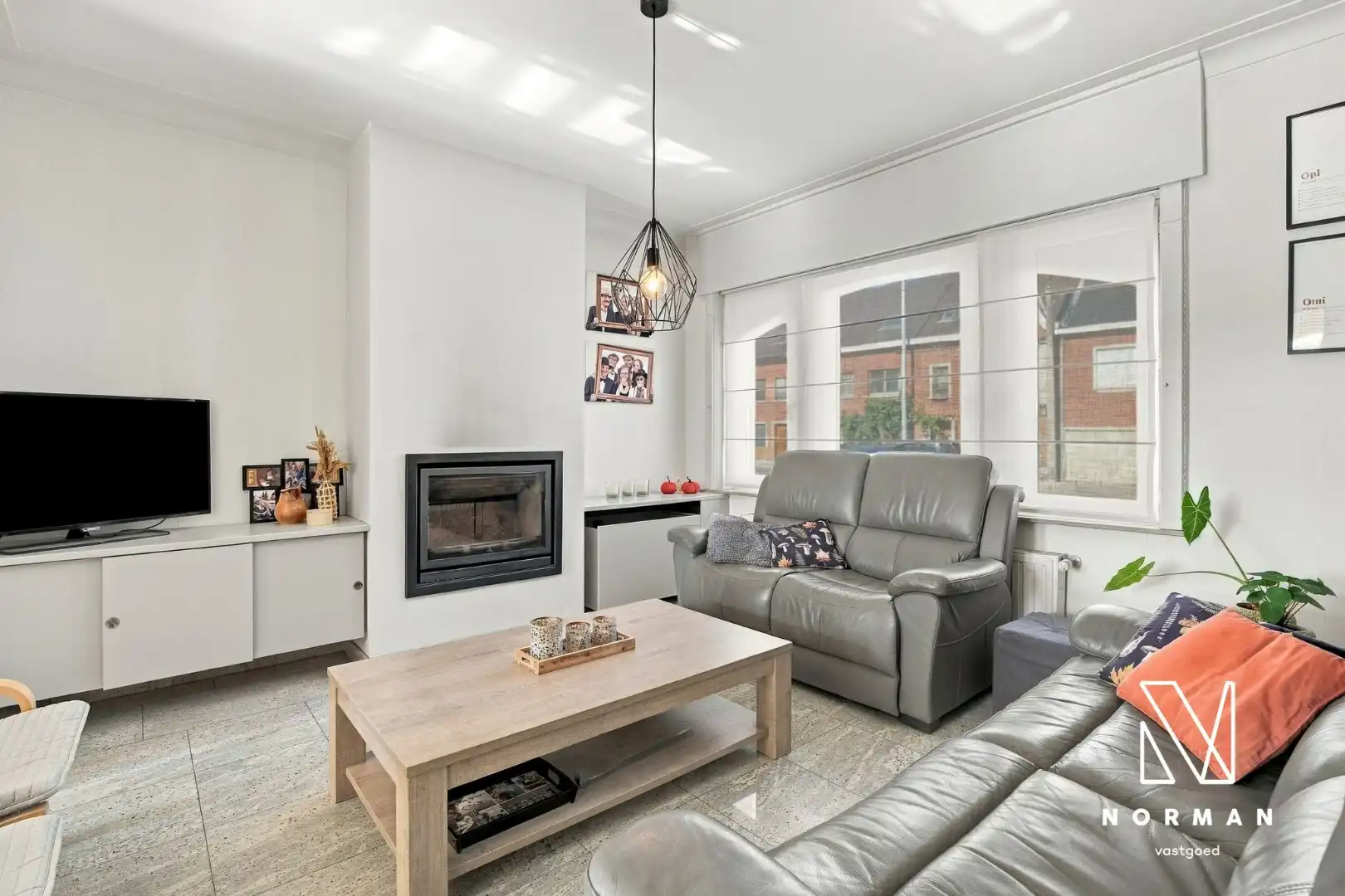 Stevige woning met 5 slaapkamers en praktijkruimte met parkeerplaats op commerciële ligging foto 4