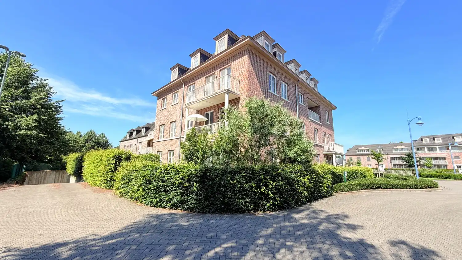2 staanplaatsen beschikbaar: Veilig parkeren aan scherpe prijs foto 2