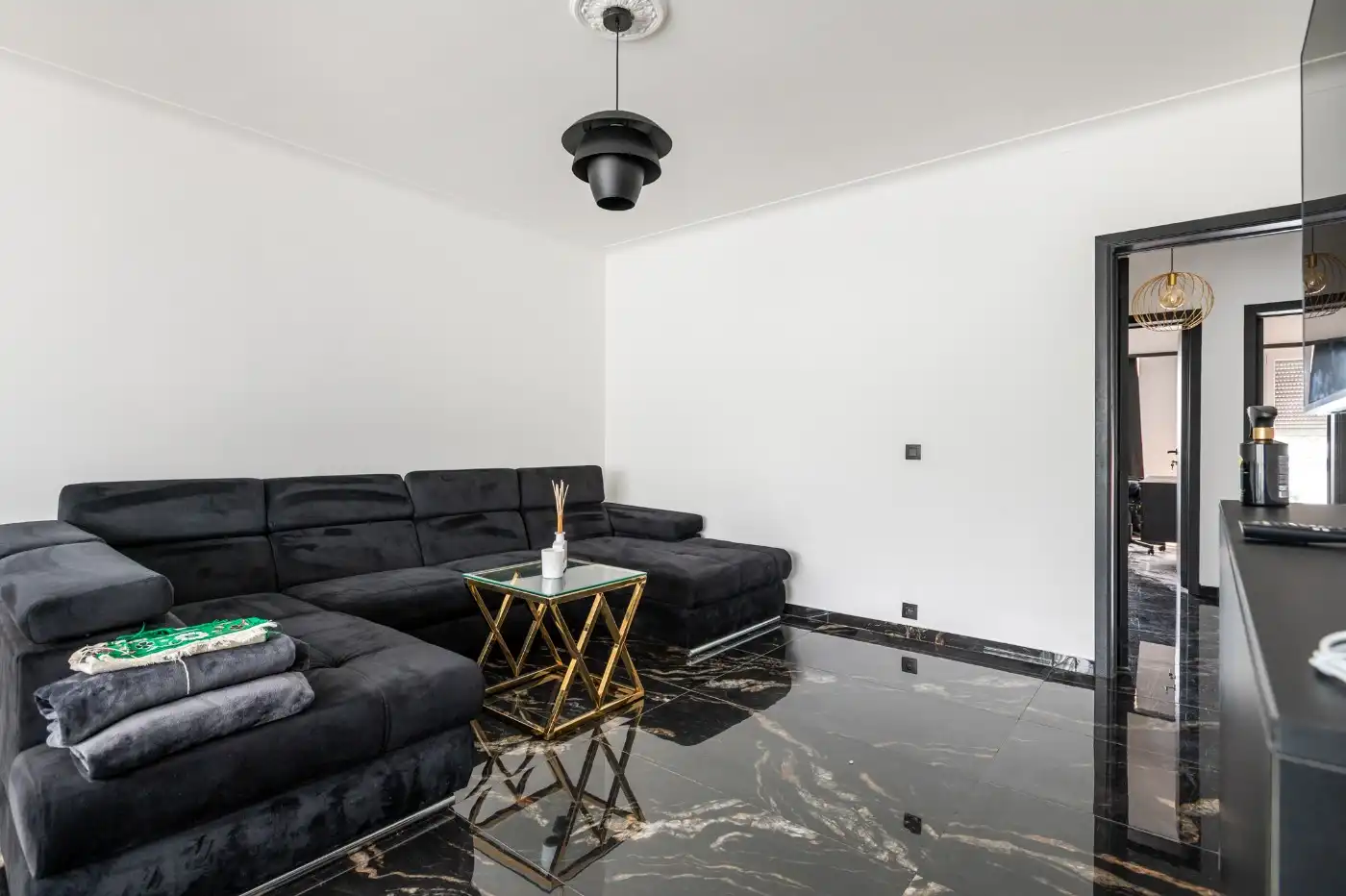 Tof, instapklaar app. op 3e verd. met 2 slpk., terrasje en garage foto 4