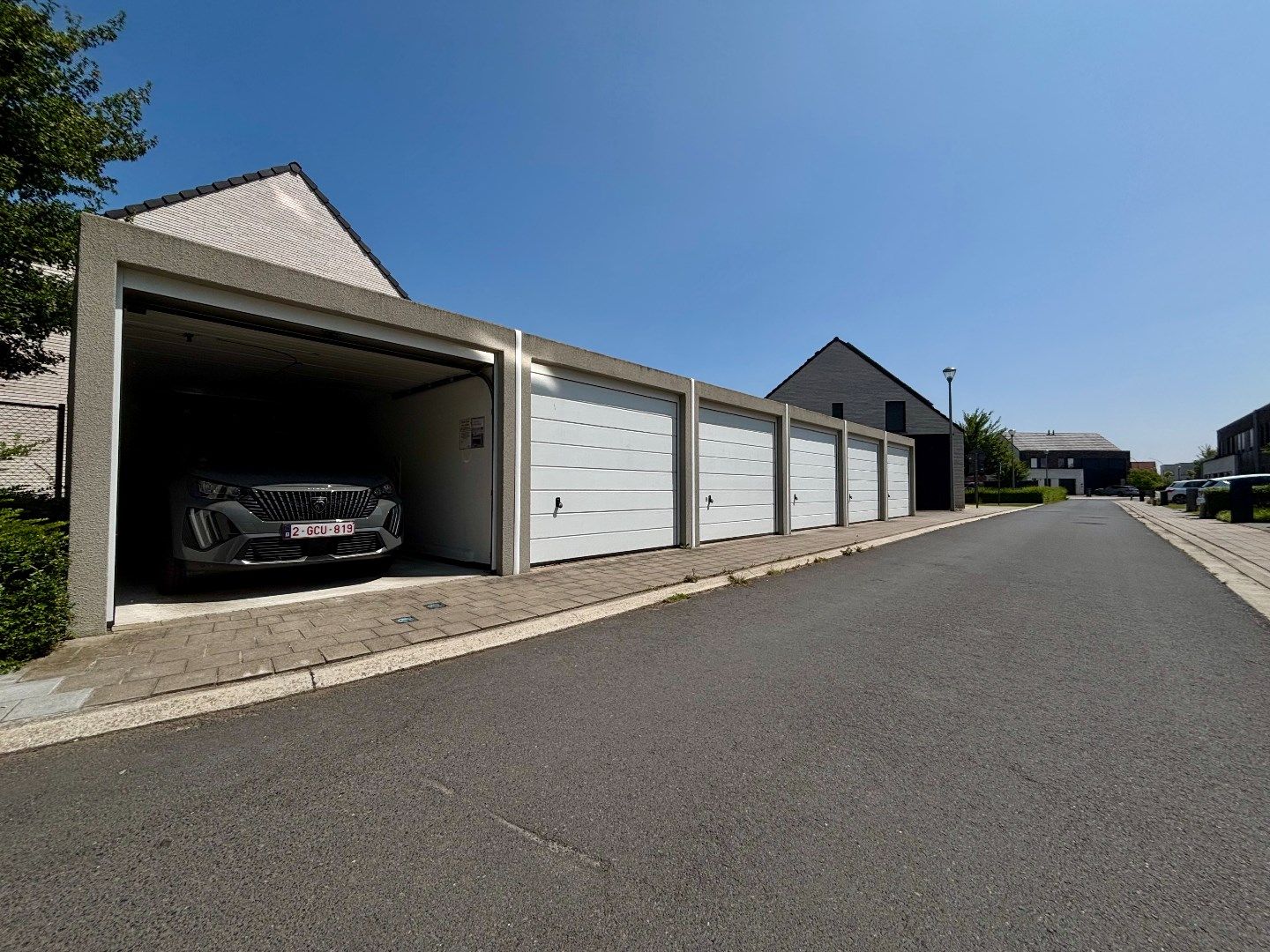 KIJKDAG 21/06. Instapklare HOB (2018) met garage en tuin te centrum Ieper foto 2