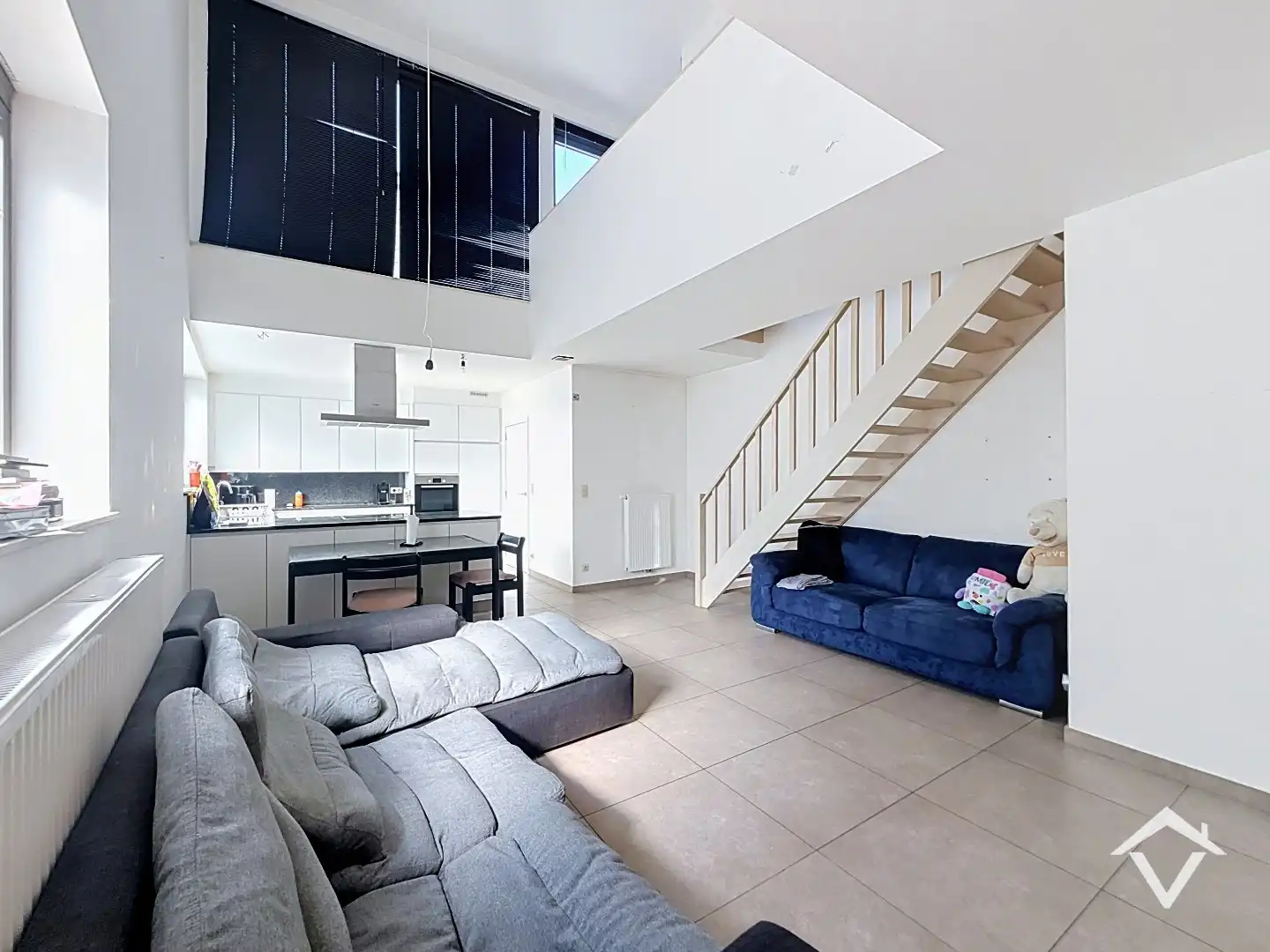 Bel-étagewoning met 2 slaapkamers, zonnig dakterras en ruime garage te centrum Roeselare foto 4
