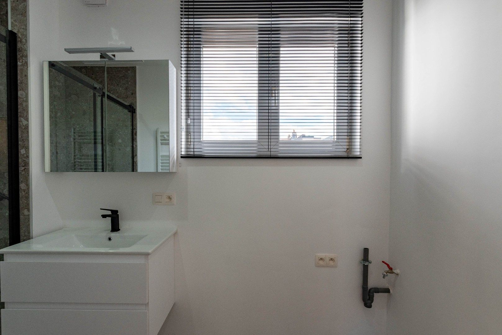Lichtrijk en modern gerenoveerd appartement op toplocatie!  foto 8