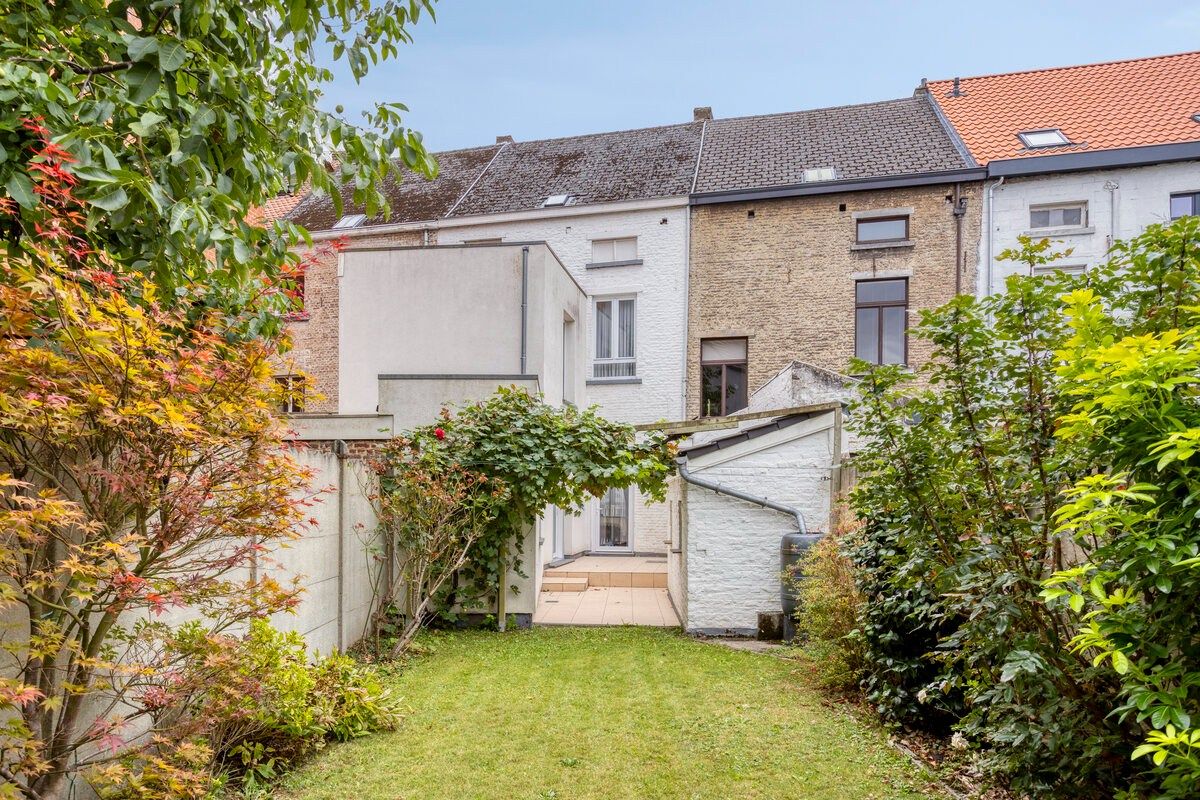 Ruim en gerenoveerd burgerwoning met stadstuin in het hart van Halle foto 3
