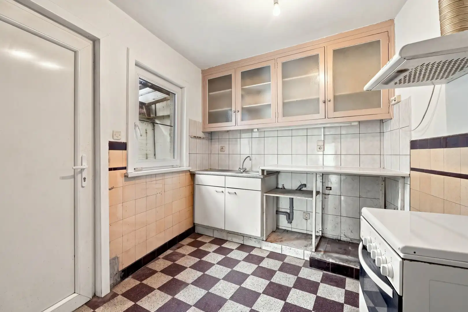 Te renoveren half open bebouwing met uitweg achteraan foto 4