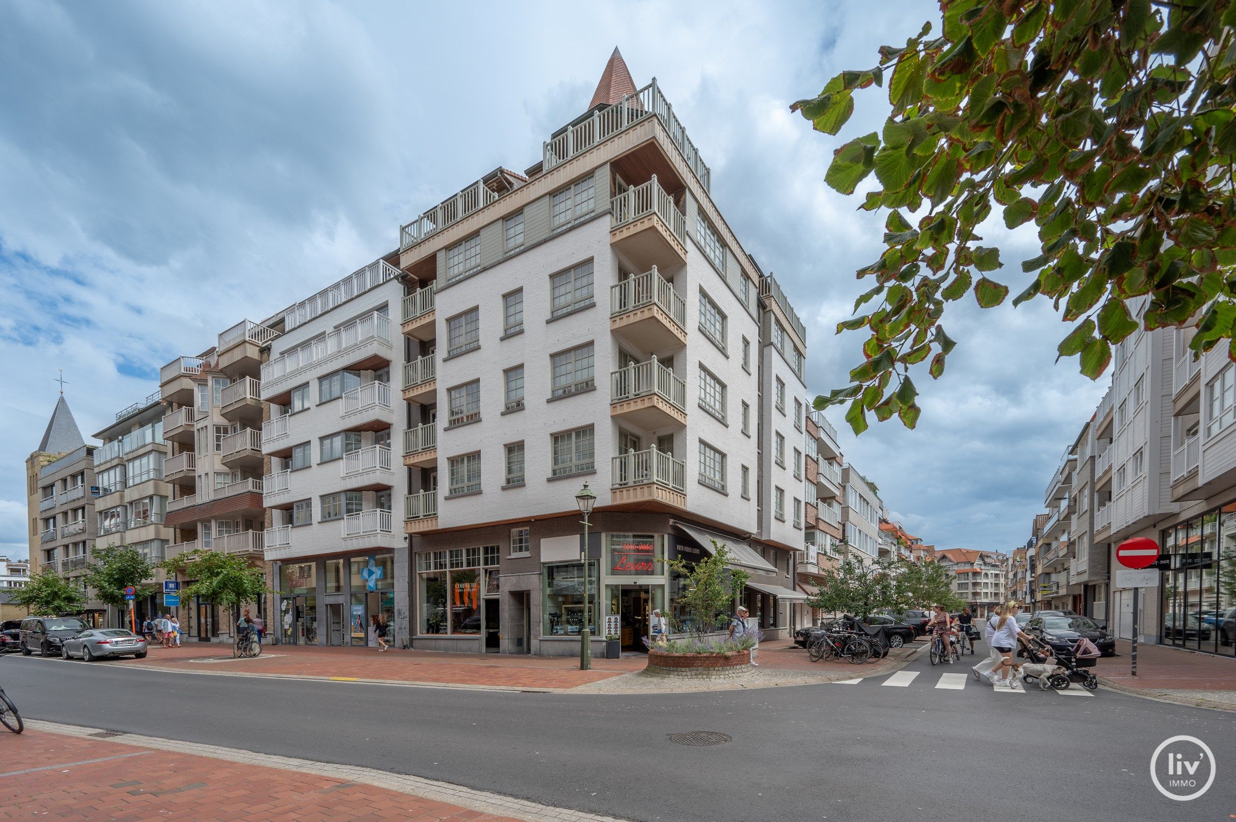 Prachtig HOEKappartement met 3 slaapkamers gelegen in een recente residentie op de Dumortierlaan te Knokke.  foto 3