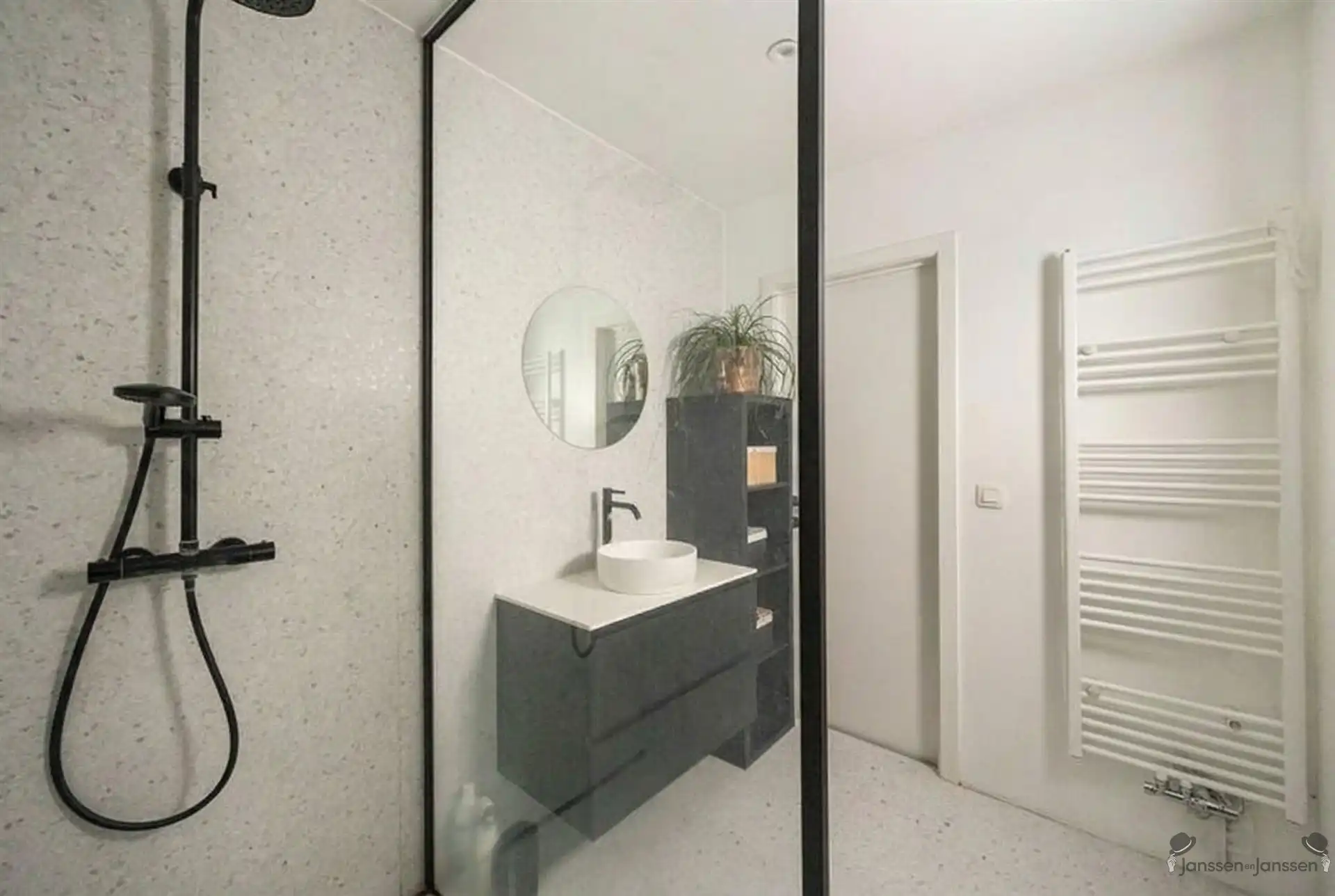 Mooi gerenoveerde woning met EPC B in hartje van Hove foto 18