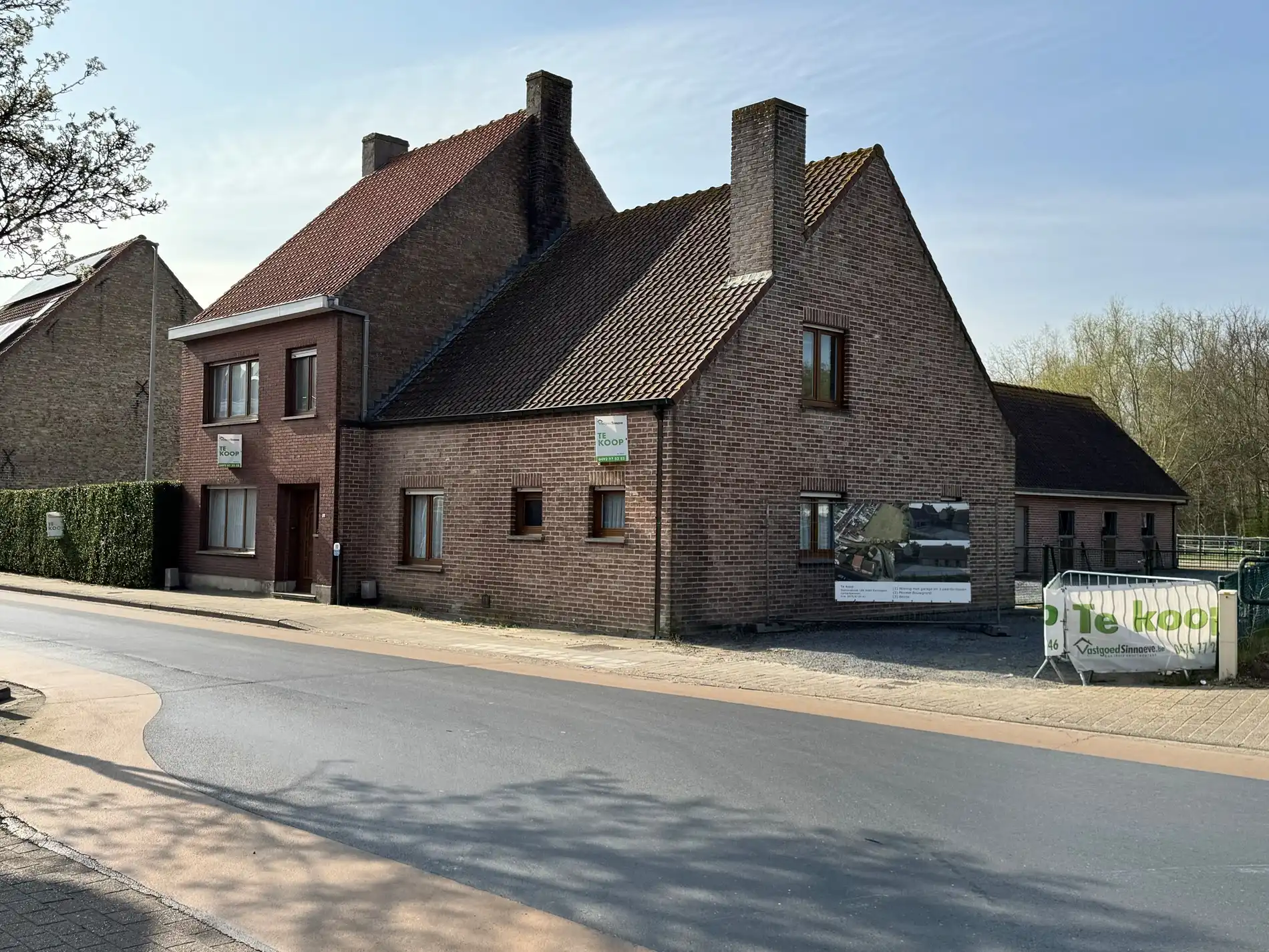 Alleenstaande woning met naastliggend stuk bouwgrond en weide te Eernegem foto 2