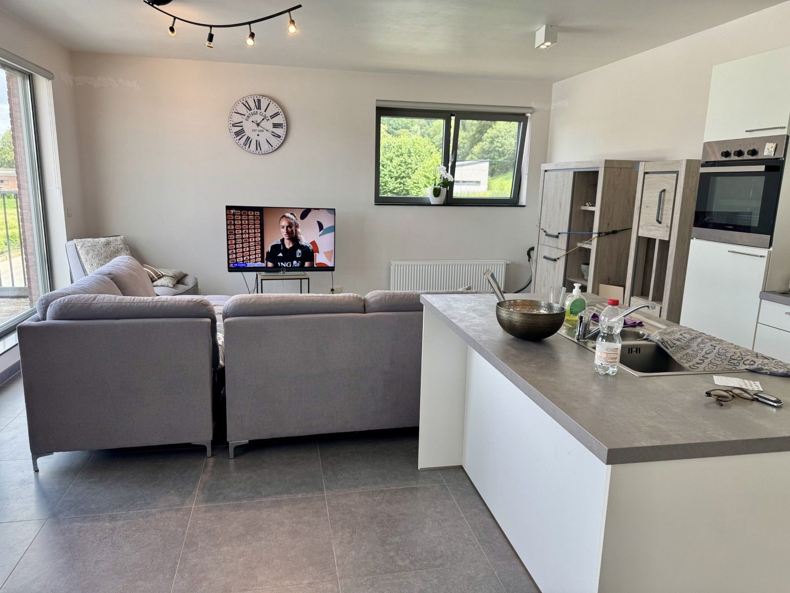 Appartement met veel lichtinval te huur  foto {{pictureIndex}}