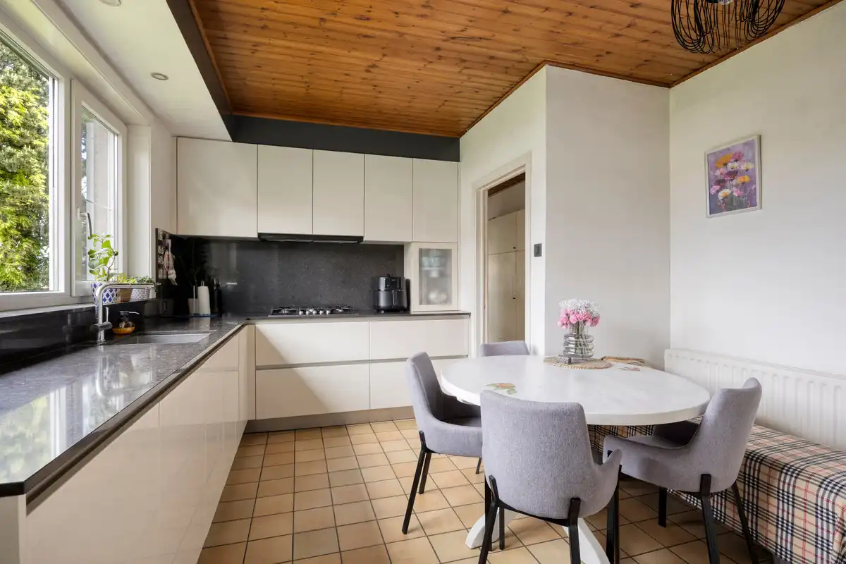 GELIJKVLOERSE WONING MET 3 SLK op 17A89CA NABIJ CENTRUM BILZEN. foto 13