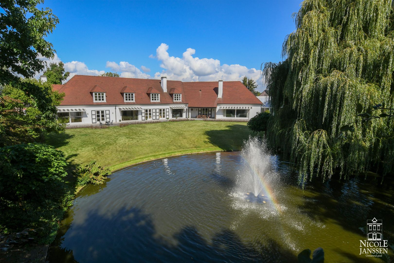 Exclusieve villa met binnenzwembad gelegen op een residentiële locatie foto 2