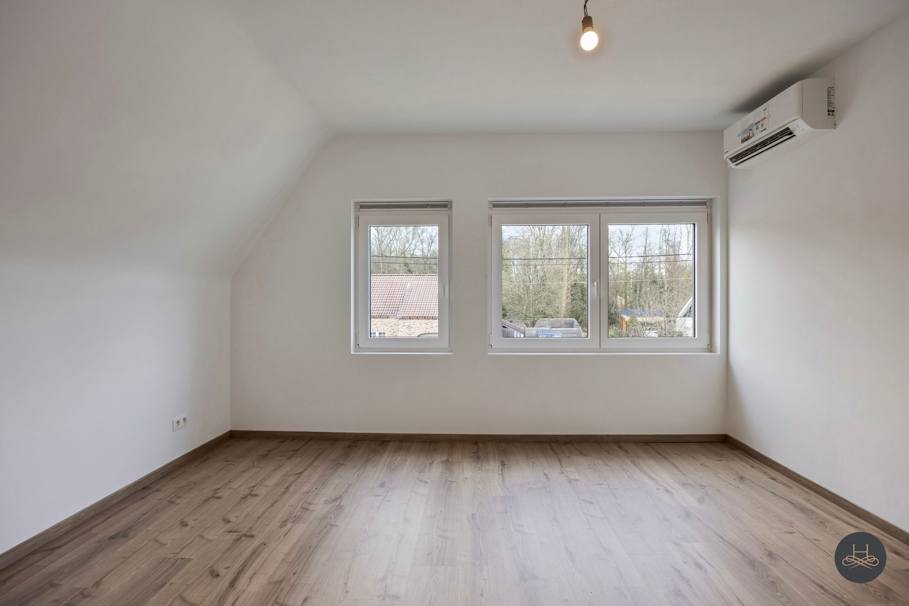 Totaal gerenoveerde woning met grote tuin foto 20