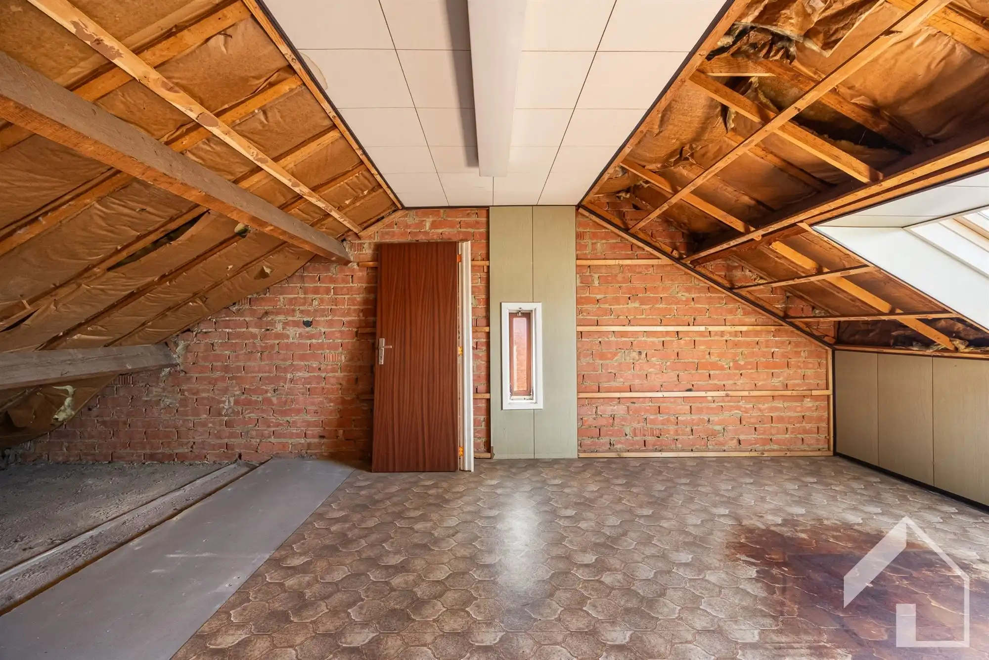Ruime te renoveren gezinswoning met veel potentieel foto 40