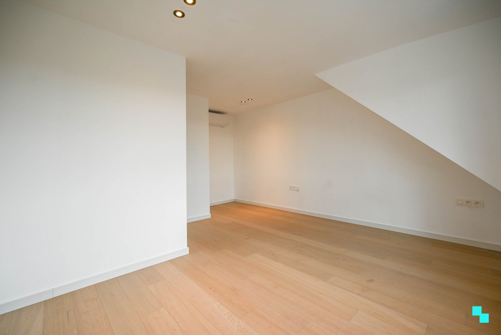 Volledig gerenoveerde woning met zicht op de velden foto 19