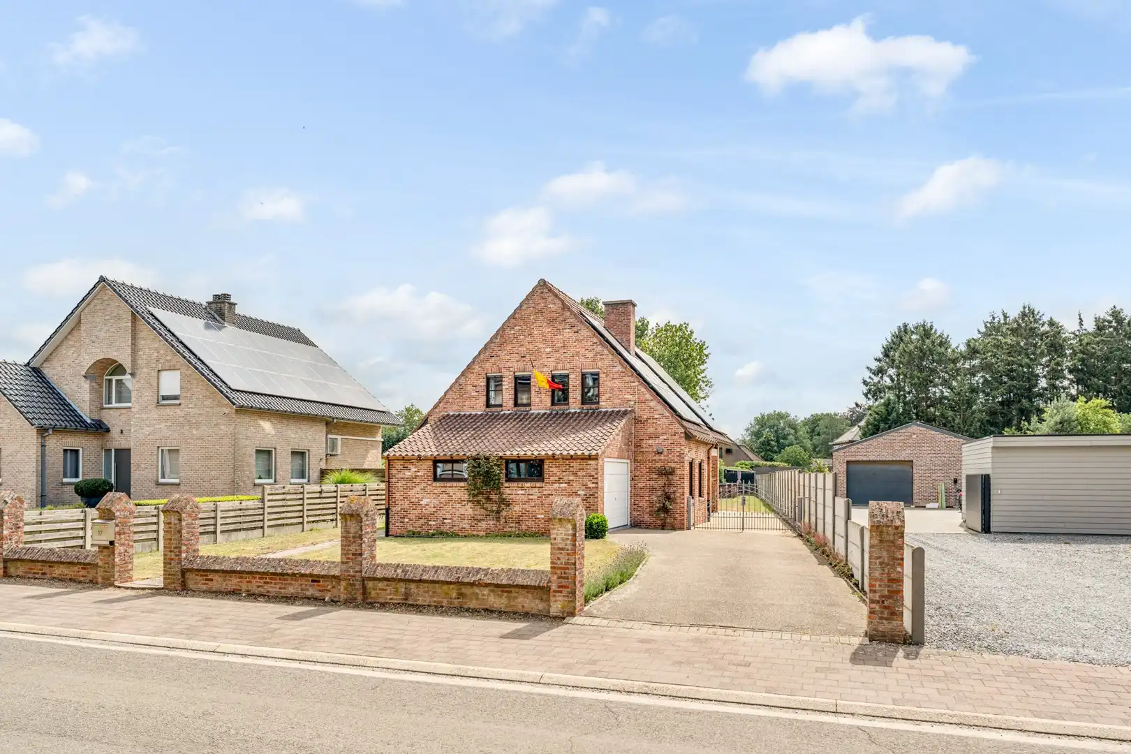 🏡&nbsp;Ruime gezinswoning met 3 slaapkamers op een prachtig perceel van 12a48ca foto {{pictureIndex}}