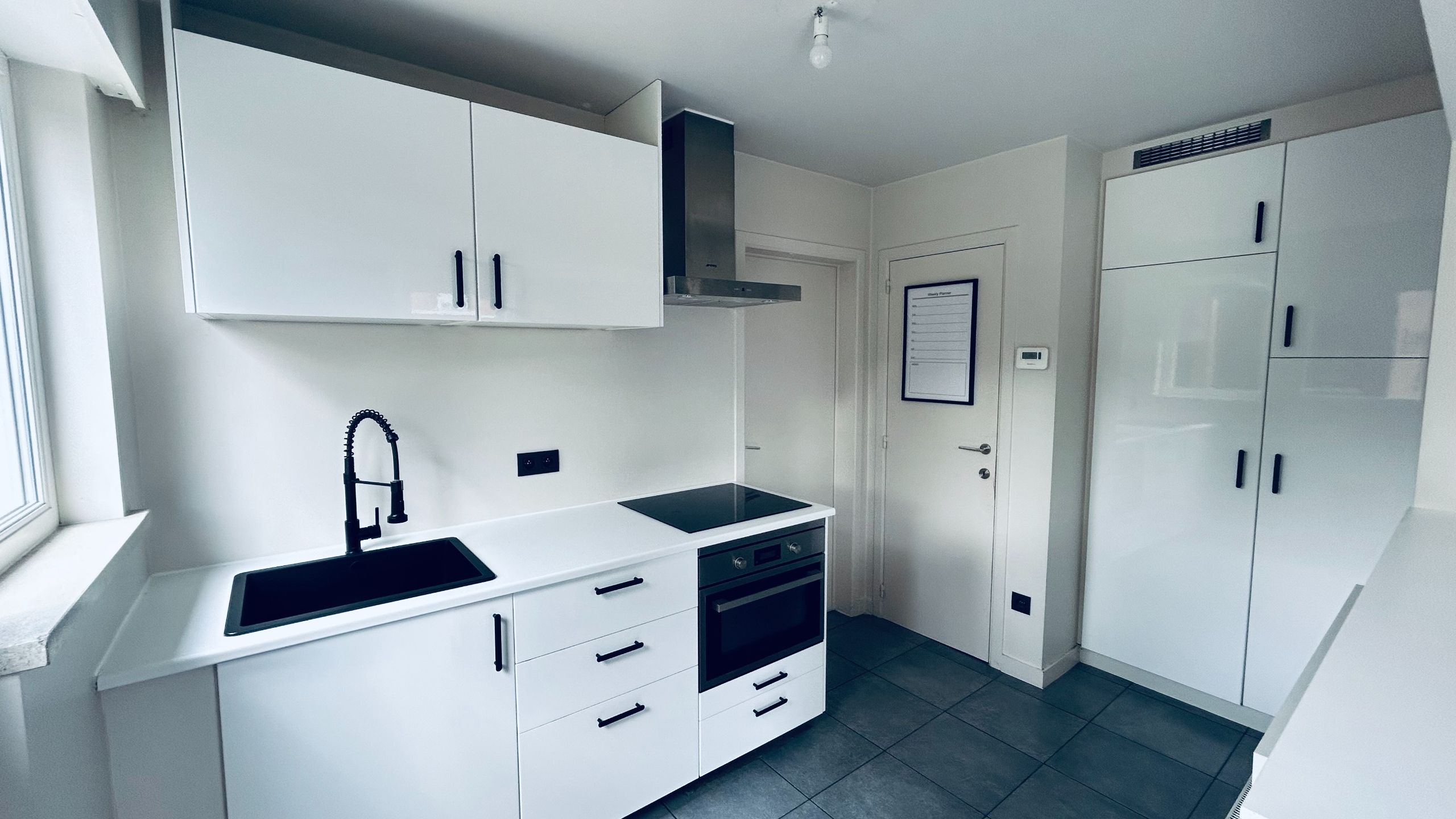 Centraal gelegen halfopen bebouwing met: oprit, tuin en garage foto 4