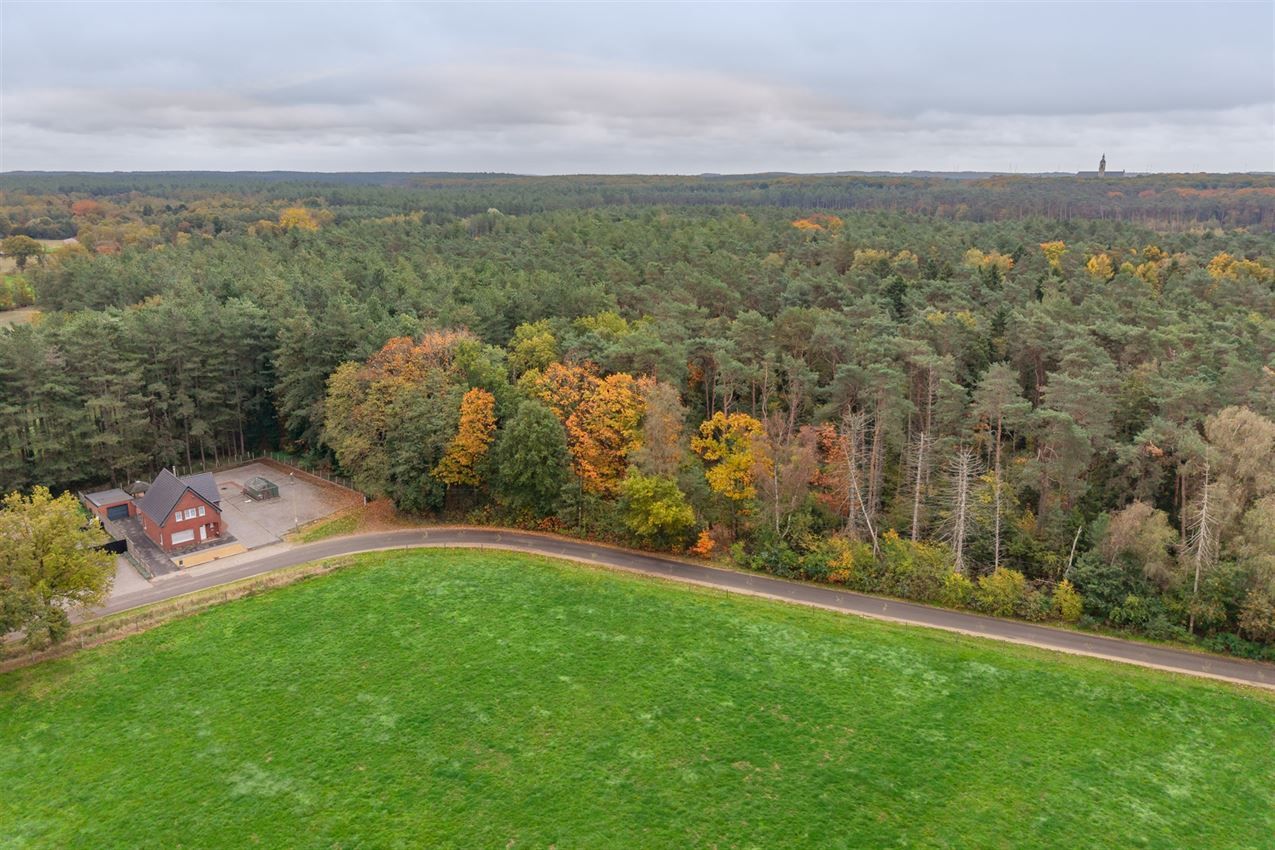 Temidden van agrarisch gebied, grenzend aan bos foto 2