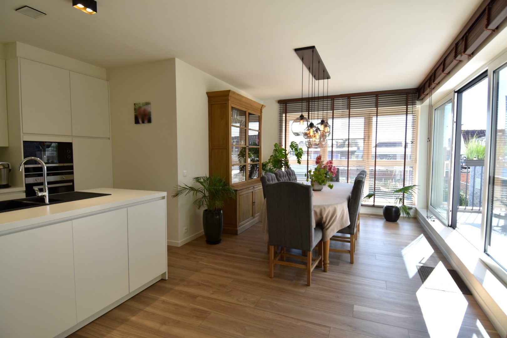 Luxueus afgewerkt 2 slpk appartement met zuidgericht terras te koop in Roeselare foto 9