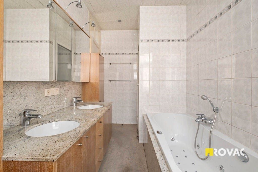 Zeer ruime woning met handelsmogelijkheden foto 19