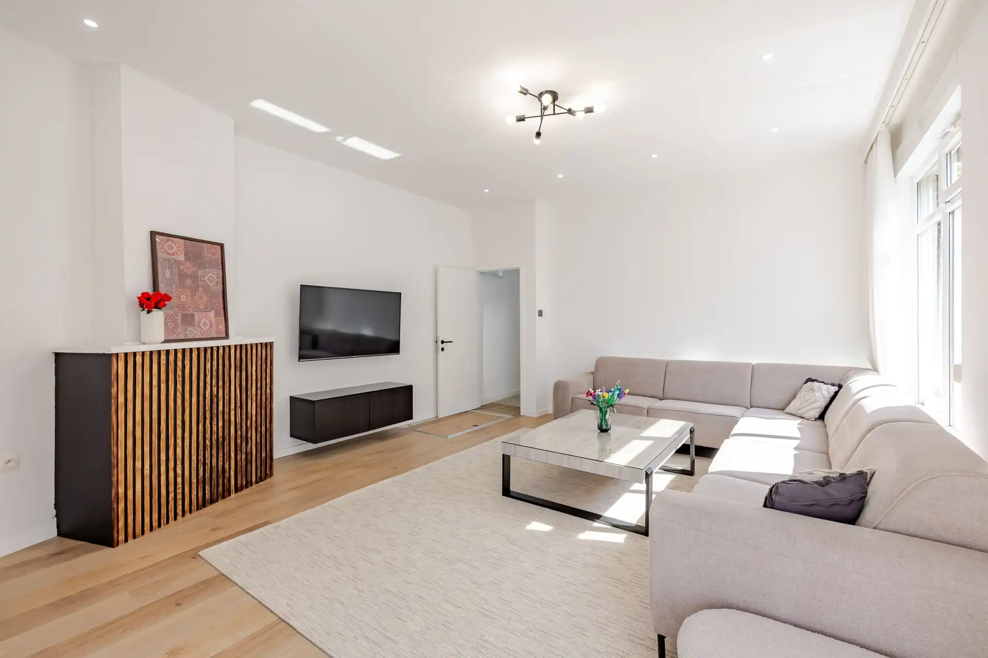 Top gerenoveerde woning met 3 slks op gunstige ligging foto 4