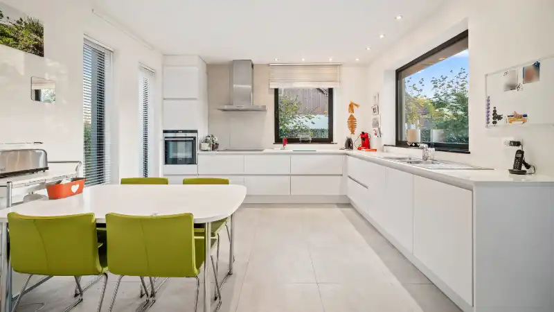 Moderne villa van 247m² op 58 are met bijgebouw-garage en zwembad foto 12