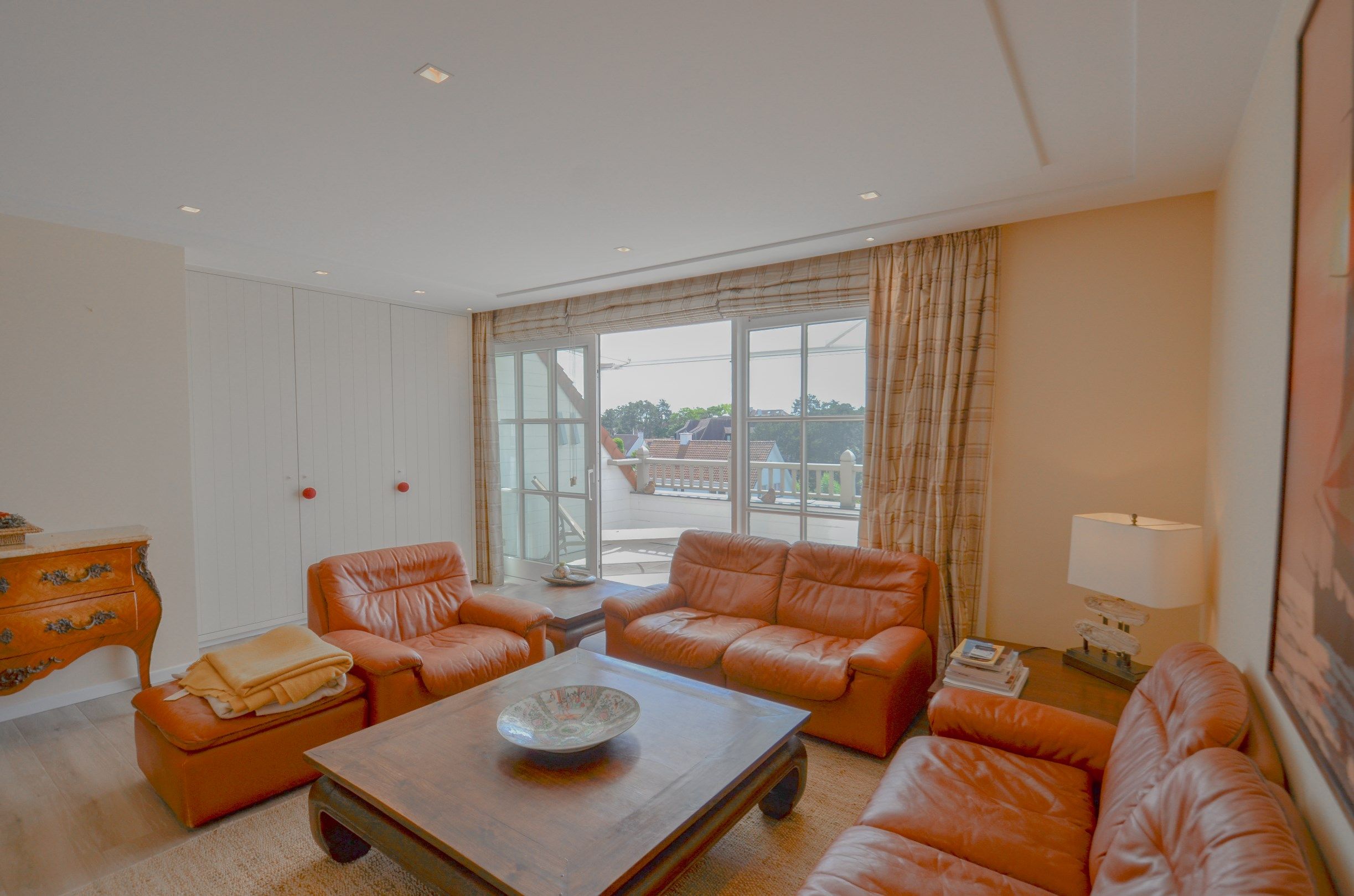 Stijlvol duplexappartement met zonnige terrassen en open zicht op de villa’s van het Zoute. foto 8