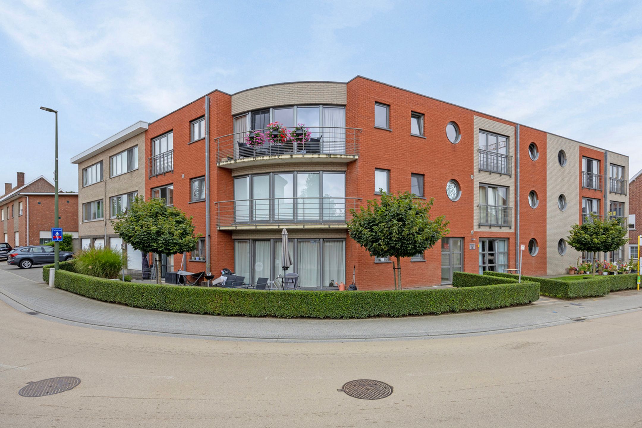 Recent, gelijkvloers appartement met parking en terras foto 1