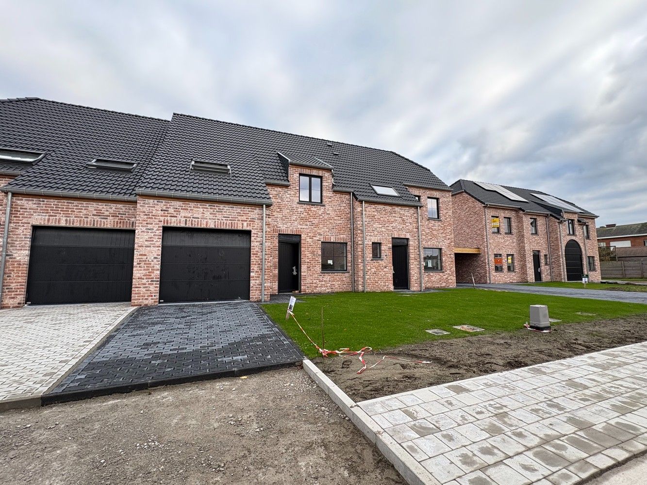 Nieuwbouwwoning met 4 slaapkamers + garage foto {{pictureIndex}}