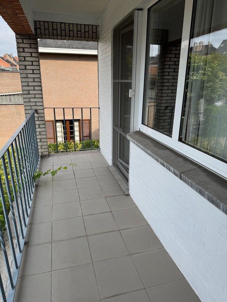 Goed verzorgde halfopen woning met 3 slaapkamers foto 12