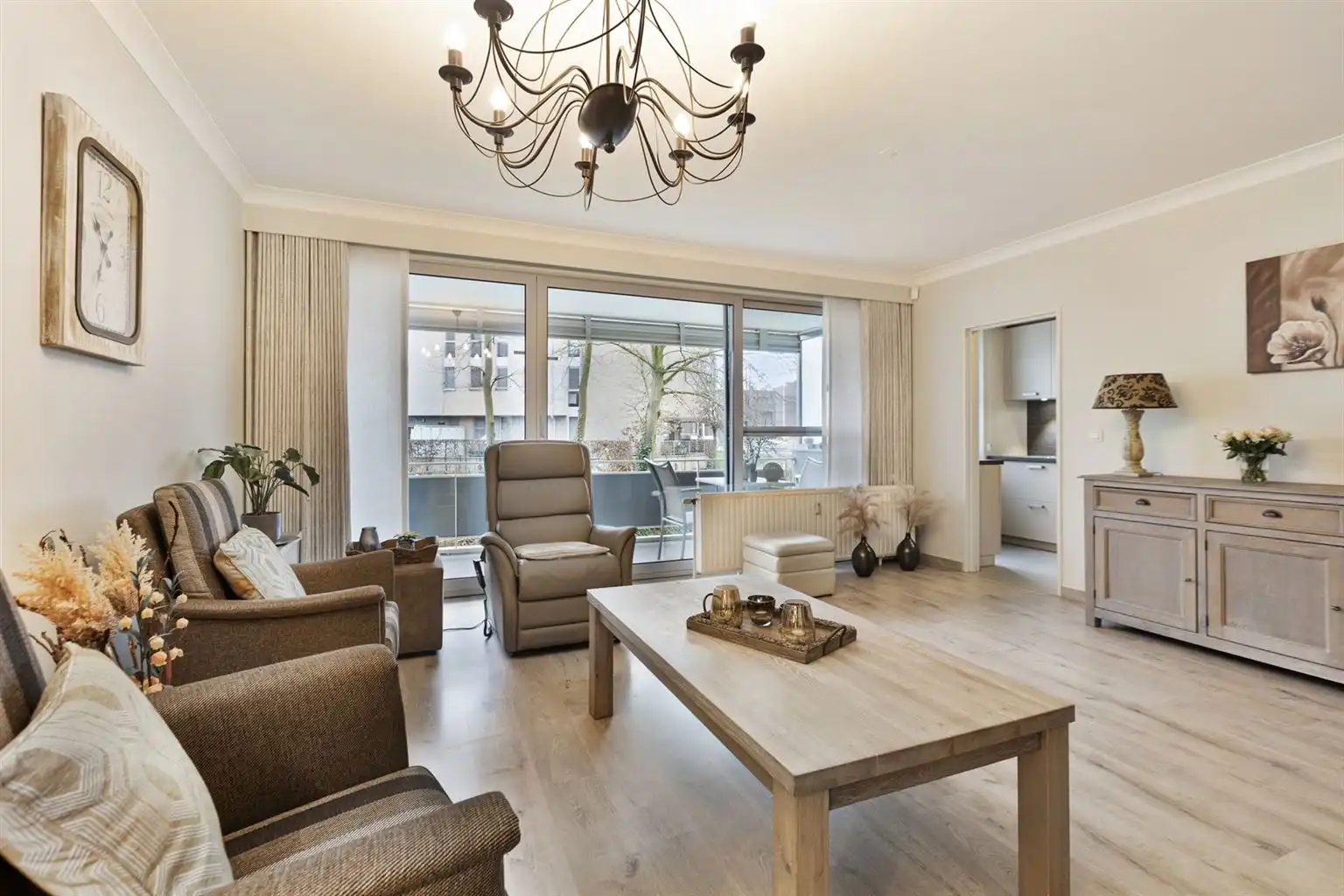 Ruim gelijkvloers 2-slaapkamer appartement met overdekt terras, ondergrondse autostaanplaats en aparte berging, gelegen vlakbij het centrum van Maaseik. foto {{pictureIndex}}